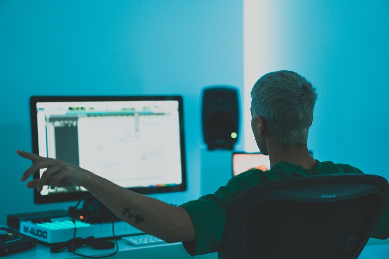 VOKAAL LINKS SINGERS + EDM PRODUCERS FOR SUCCESSFUL COLLAB – helping both sides pay the bills with their music!